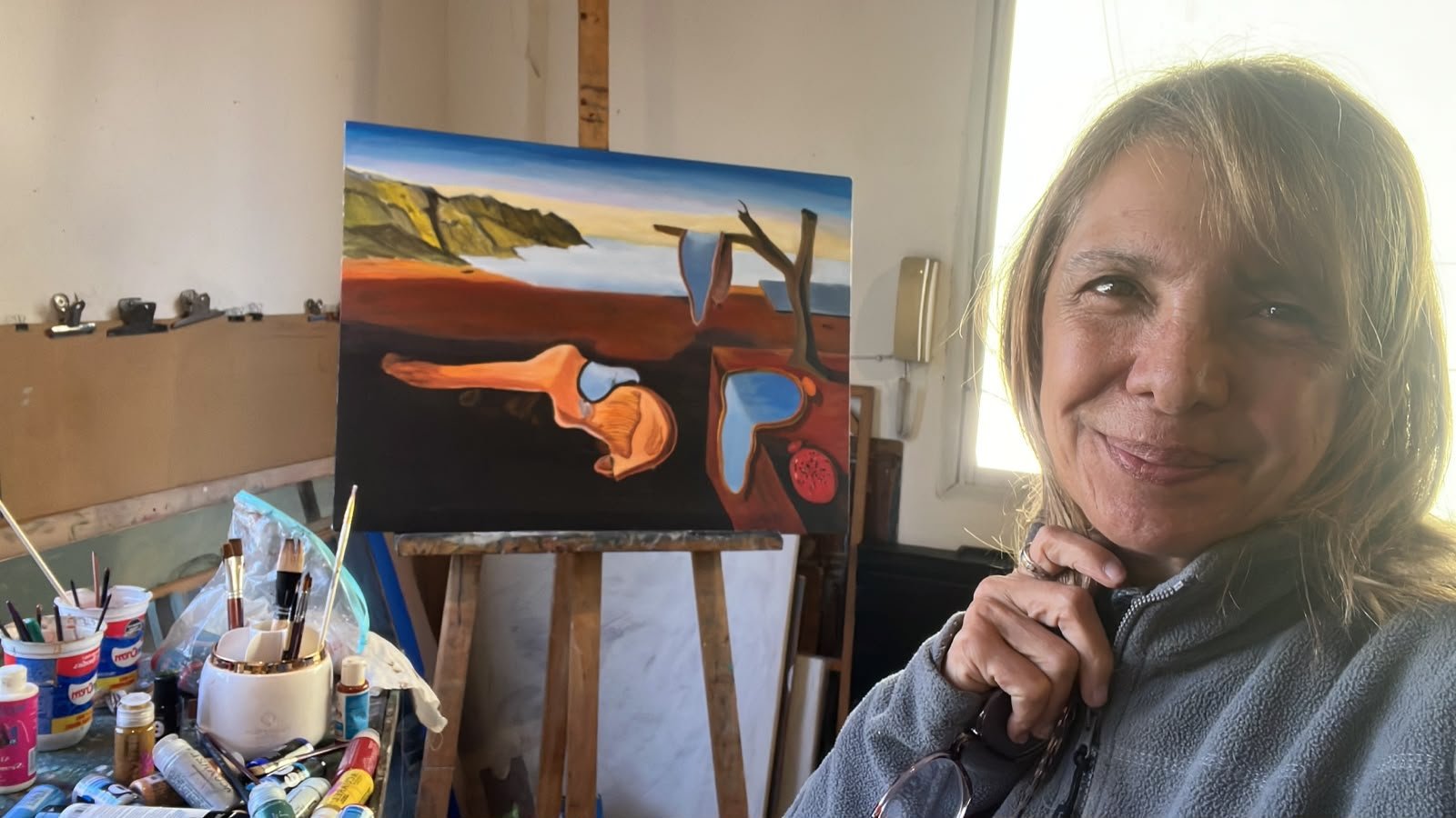 Junto a una de mis pinturas en el taller